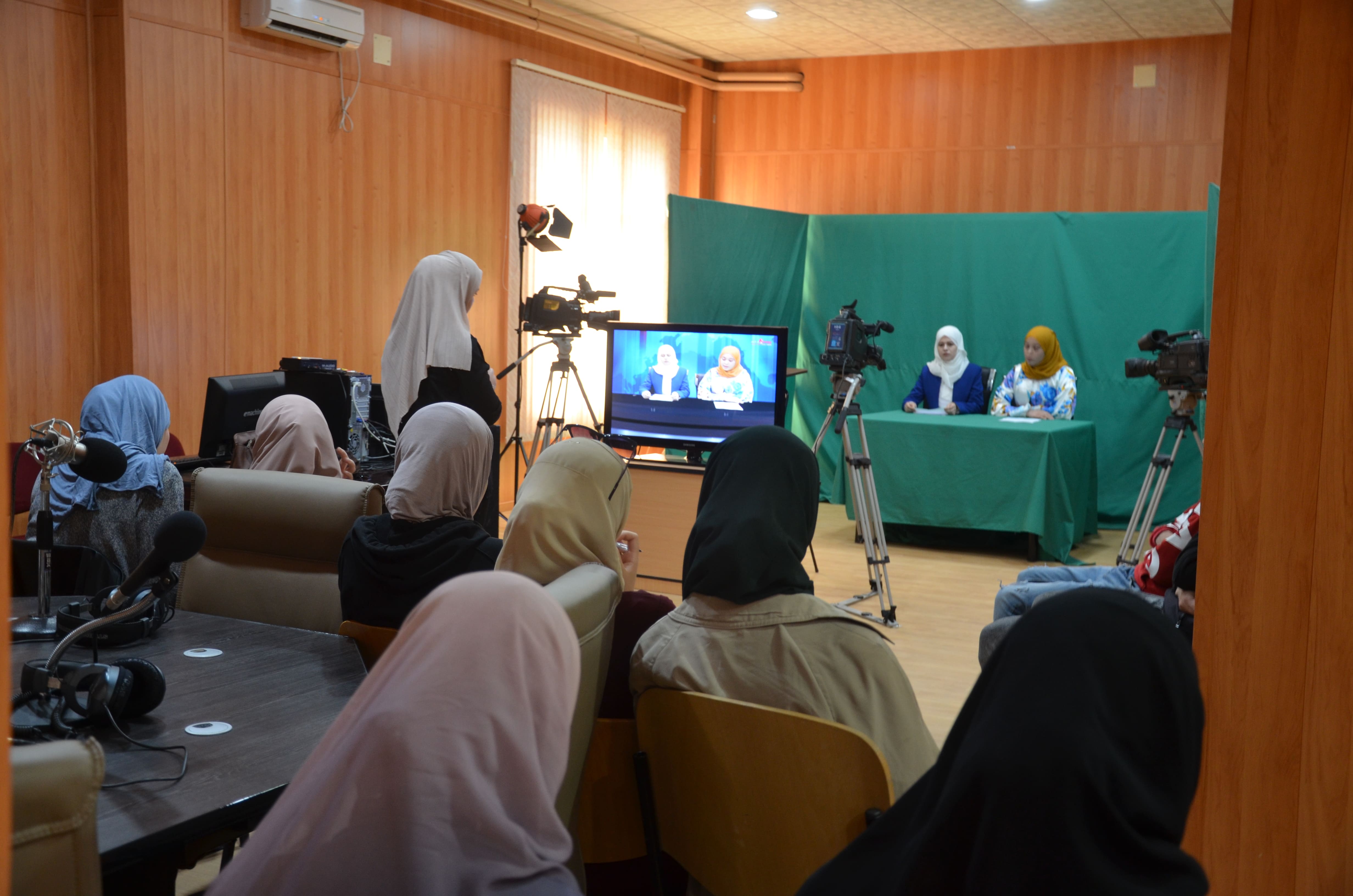 جانب من تدريس طلبة الإعلام و الإتصال على مستوى استوديو جامعة باتنة 1